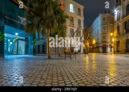 Nachtfotografie rund um die Kathedrale von Malaga La Manquita, Plaza de la Constitucion und Marques de Larios. Malaga Altstadt bei Nacht, Malaga Stockfoto