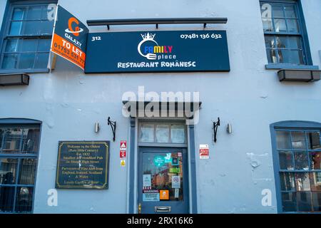 Slough, Berkshire, Großbritannien. September 2023. Das ehemalige Rose and Crown Pub in der Slough High Street wurde kürzlich in ein Restaurant Romanesc umgewandelt. Das Restaurant hat jetzt geschlossen und der Pub soll es lassen. Der Pub stammt aus dem Jahr 1832. Kredit: Maureen McLean/Alamy Stockfoto