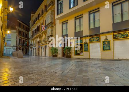 Nachtfotografie rund um die Kathedrale von Malaga La Manquita, Plaza de la Constitucion und Marques de Larios. Malaga Altstadt bei Nacht, Malaga Stockfoto