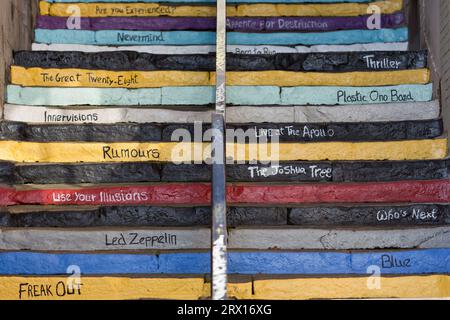 Die Steintreppe, Gión, Asturien, Nordspanien. Die 42 Stufen der Felstreppe in Cimadevilla. Der Künstler ist Lucas Altamira Stockfoto