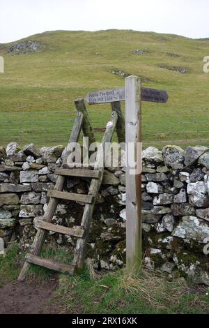 Holzleiter Stile & Wegweiser zur High Hill Lane & Attermire Scar auf Stockdale Lane in der Nähe von Settle im Yorkshire Dales National Park, England, Großbritannien. Stockfoto