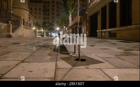 Nachtfotografie rund um die Kathedrale von Malaga La Manquita, Plaza de la Constitucion und Marques de Larios. Malaga Altstadt bei Nacht, Malaga Stockfoto