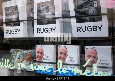 Marseille, Frankreich. September 2023. Bücher über Rugby und Papst Franziskus werden am 22. September 2023 in einem Buchverkaufsfenster in Marseille, Frankreich, ausgestellt. Foto: Laurent Coust/ABACAPRESS.COM Abaca Press/Alamy Live News Stockfoto