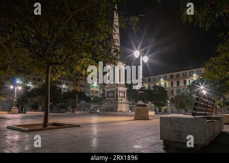 Nachtfotografie rund um die Kathedrale von Malaga La Manquita, Plaza de la Constitucion und Marques de Larios. Malaga Altstadt bei Nacht, Malaga Stockfoto