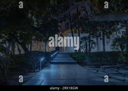 Nachtfotografie rund um die Kathedrale von Malaga La Manquita, Plaza de la Constitucion und Marques de Larios. Malaga Altstadt bei Nacht, Malaga Stockfoto