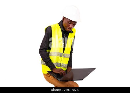 Porträt eines konzentrierten jungen Architekten, der mit einem Laptop arbeitet. Stockfoto