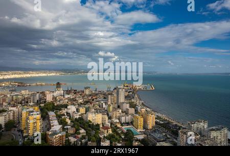 Drone-Ansicht von Durres Stadt und Hafen Stockfoto