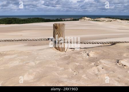 Mit Sand bedeckte Säule auf dem Wanderweg durch die Düne Lacka gora in der Nähe des Dorfes Leba im Slovincian National Park, Polen Stockfoto