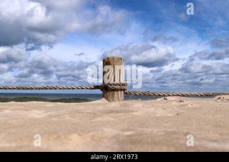 Mit Sand bedeckte Säule auf dem Wanderweg durch die Düne Lacka gora in der Nähe des Dorfes Leba im Slovincian National Park, Polen Stockfoto