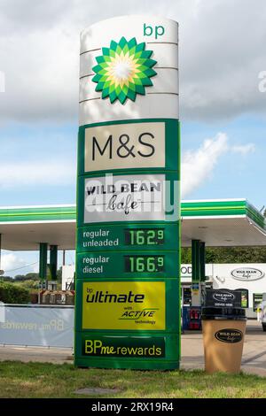 Denham, Buckinghamshire. September 2023. Eine BP-Tankstelle in Denham, Buckinghamshire. Die Benzinpreise steigen wieder mit alarmierender Geschwindigkeit. An der BP Denham Tankstelle waren es heute 162,9 pro Liter für Benzin und 166,9 pro Liter für Diesel. Quelle: Maureen McLean/Alamy Live News Stockfoto