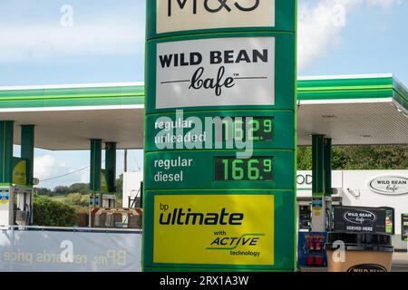 Denham, Buckinghamshire. September 2023. Eine BP-Tankstelle in Denham, Buckinghamshire. Die Benzinpreise steigen wieder mit alarmierender Geschwindigkeit. An der BP Denham Tankstelle waren es heute 162,9 pro Liter für Benzin und 166,9 pro Liter für Diesel. Quelle: Maureen McLean/Alamy Live News Stockfoto