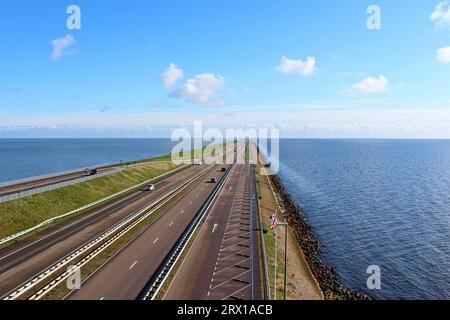 Afsluitdijk, Niederlande. Blick auf den Hauptkamm in den Niederlanden vom Panoramaturm. Stockfoto