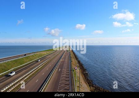 Afsluitdijk, Niederlande. Blick auf den Hauptkamm in den Niederlanden vom Panoramaturm. Stockfoto