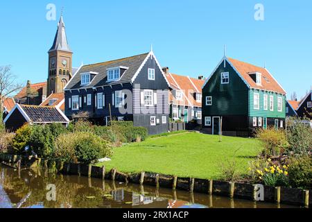 Marken, Niederlande. Traditionelle bunte Holzhäuser des typischen Fischerdorfes. Stockfoto