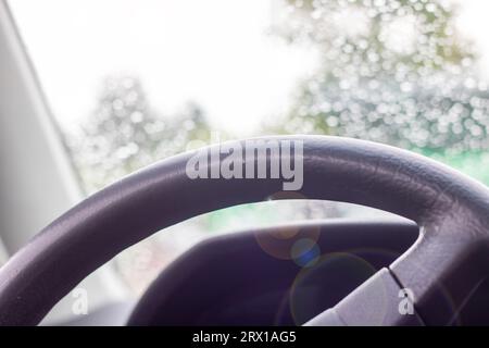 Das Lenkrad und das Armaturenbrett des Fahrzeugs Nahaufnahme Stockfoto