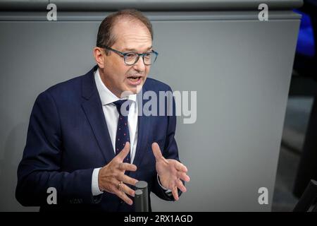 Berlin, Deutschland. September 2023. Alexander Dobrindt, Vorsitzender der CSU-Fraktion, spricht auf der Plenartagung des Bundestages. Thema ist der Deutsche Pakt in der Migrationspolitik auf Ersuchen der CDU/CSU. Quelle: Kay Nietfeld/dpa/Alamy Live News Stockfoto