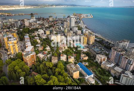 Drone-Ansicht von Durres Stadt und Hafen Stockfoto