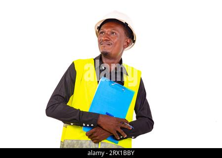 Hände eines jungen Mannes Inspektor Architekt, der Weste trägt, während er das Klemmbrett in der Nähe der Brust hält, lächelnd. Stockfoto
