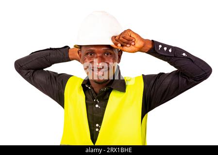 Junger Mann Inspektor Architekt trägt grüne Weste und weißen Schutzhelm beim lächeln. Stockfoto