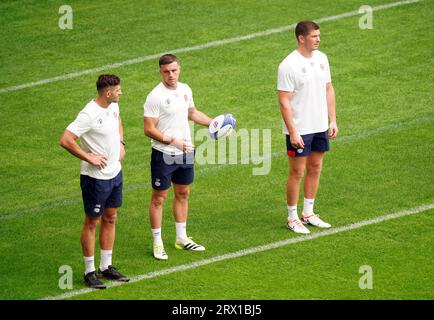 England Jonny May (links), George Ford und Owen Farrell (rechts) während einer Trainingseinheit im Stade Pierre Mauroy, Villeneuve-d'Ascq. Bilddatum: Freitag, 22. September 2023. Stockfoto