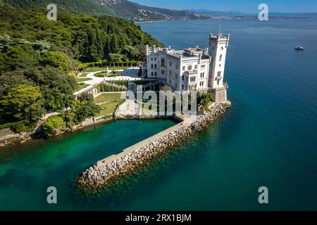 Eine Luftaufnahme des Miramare Schlosses im malerischen Golf von Triest in Italien, die an einem hellen Tag festgehalten wird Stockfoto