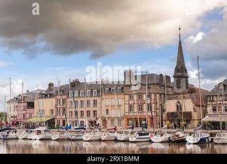 Malerischer Blick auf den Hafen von Honfleur, Normandie, Frankreich. Stockfoto