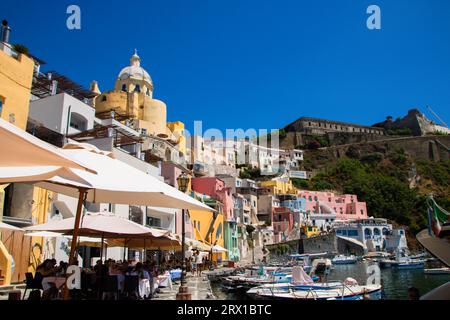 Marina Corricella, kleiner Hafen auf der Insel Procida Stockfoto