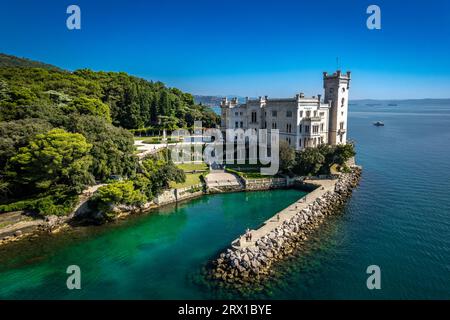 Eine Luftaufnahme des Miramare Schlosses im malerischen Golf von Triest in Italien, die an einem hellen Tag festgehalten wird Stockfoto