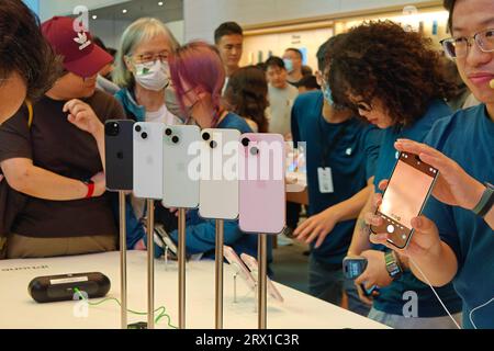 SHANGHAI, CHINA - 22. SEPTEMBER 2023 - Kunden erleben ein iphone 15 im Apple Store auf der Nanjing Road in Shanghai, China, 22. September 2023. Stockfoto