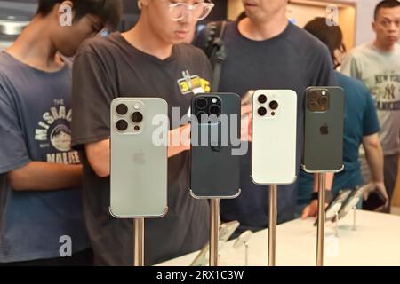 SHANGHAI, CHINA - 22. SEPTEMBER 2023 - Kunden erleben ein iphone 15 im Apple Store auf der Nanjing Road in Shanghai, China, 22. September 2023. Stockfoto