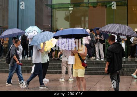 SHANGHAI, CHINA - 22. SEPTEMBER 2023 - Kunden bereiten sich darauf vor, den Shanghai Nanjing Road Apple Store zu besuchen, um das iphone 15 in Shanghai, China, S, auszuprobieren Stockfoto