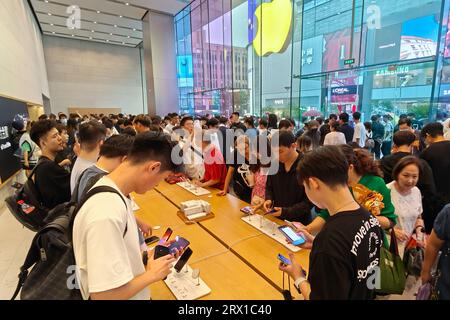 SHANGHAI, CHINA - 22. SEPTEMBER 2023 - Kunden erleben ein iphone 15 im Apple Store auf der Nanjing Road in Shanghai, China, 22. September 2023. Stockfoto