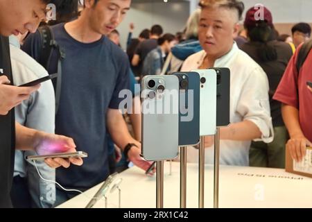 SHANGHAI, CHINA - 22. SEPTEMBER 2023 - Kunden erleben ein iphone 15 im Apple Store auf der Nanjing Road in Shanghai, China, 22. September 2023. Stockfoto