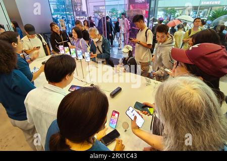 SHANGHAI, CHINA - 22. SEPTEMBER 2023 - Kunden erleben ein iphone 15 im Apple Store auf der Nanjing Road in Shanghai, China, 22. September 2023. Stockfoto