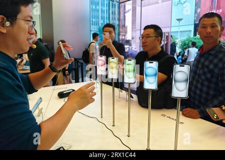 SHANGHAI, CHINA - 22. SEPTEMBER 2023 - Kunden erleben ein iphone 15 im Apple Store auf der Nanjing Road in Shanghai, China, 22. September 2023. Stockfoto