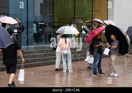 SHANGHAI, CHINA - 22. SEPTEMBER 2023 - Kunden bereiten sich darauf vor, den Shanghai Nanjing Road Apple Store zu besuchen, um das iphone 15 in Shanghai, China, S, auszuprobieren Stockfoto