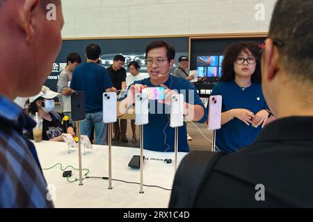 SHANGHAI, CHINA - 22. SEPTEMBER 2023 - Kunden erleben ein iphone 15 im Apple Store auf der Nanjing Road in Shanghai, China, 22. September 2023. Stockfoto