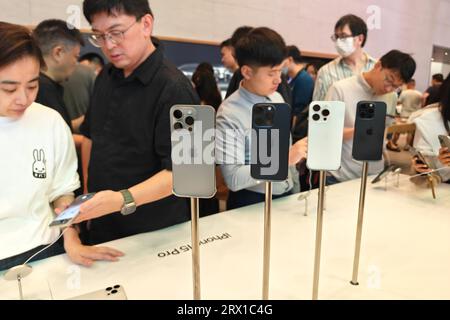 SHANGHAI, CHINA - 22. SEPTEMBER 2023 - Kunden erleben ein iphone 15 im Apple Store auf der Nanjing Road in Shanghai, China, 22. September 2023. Stockfoto