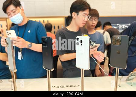 SHANGHAI, CHINA - 22. SEPTEMBER 2023 - Kunden erleben ein iphone 15 im Apple Store auf der Nanjing Road in Shanghai, China, 22. September 2023. Stockfoto