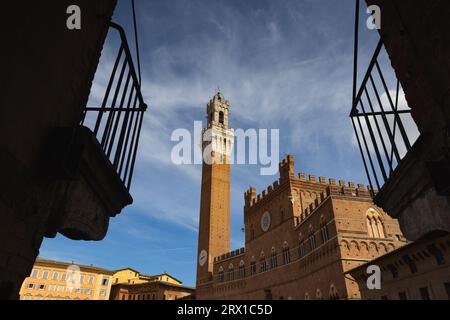 Glockenturm des Palazzo Pubblico in Siena, Italien Stockfoto