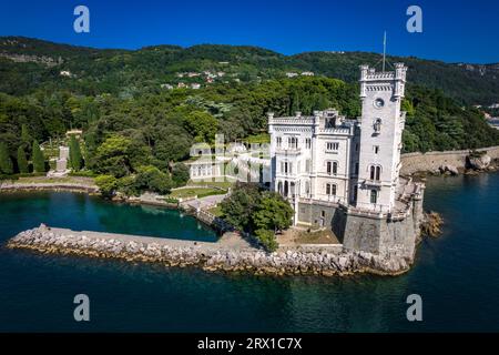 Eine Luftaufnahme des Miramare Schlosses im malerischen Golf von Triest in Italien, die an einem hellen Tag festgehalten wird Stockfoto