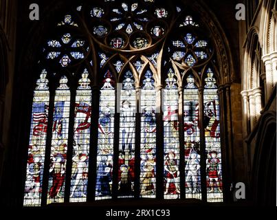 Buntglasfenster über dem Haupteingang zur St. Albans Cathedral. Stockfoto