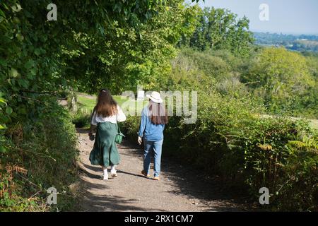 Zwei Frauen, die im Sommer in der Nähe von Sevenoaks in Kent auf dem Land spazieren Stockfoto