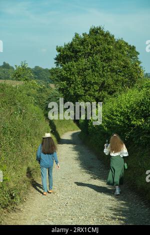 Zwei Frauen, die im Sommer in der Nähe von Sevenoaks in Kent auf dem Land spazieren Stockfoto