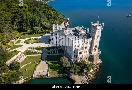 Eine Luftaufnahme des Miramare Schlosses im malerischen Golf von Triest in Italien, die an einem hellen Tag festgehalten wird Stockfoto