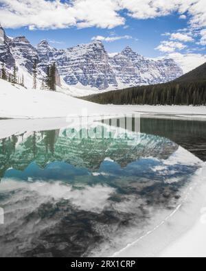 Moränensee-Reflexion im Winter Stockfoto
