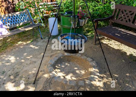 Kesselgulasch im Garten bei einer Feuerstelle Stockfoto