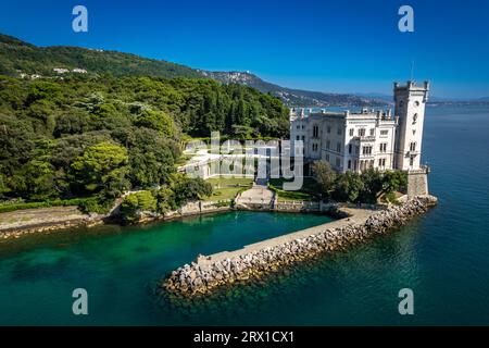 Eine Luftaufnahme des Miramare Schlosses im malerischen Golf von Triest in Italien, die an einem hellen Tag festgehalten wird Stockfoto