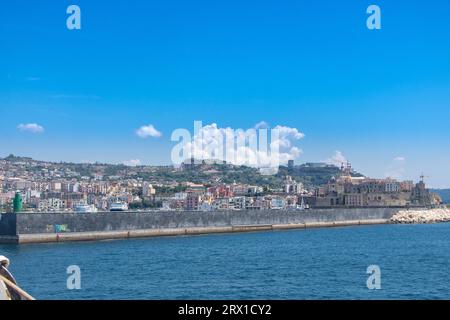 Küstenlandschaft vom Hafen Pozzuoli Stockfoto