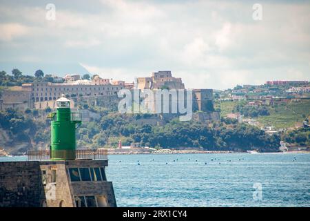 Landschaft der Küste und aragon Burg vom Pozzuoli Hafen an Stockfoto